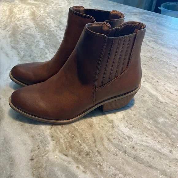 NWOT Euro by Sofft Brown Sz 10 Side Zip Ankle Boots. Extra comfortable! - Picture 2 of 4